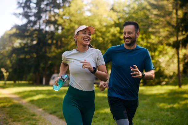 Pareja corriendo en un parque verde