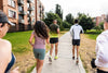 Personas corriendo en un parque residencial.